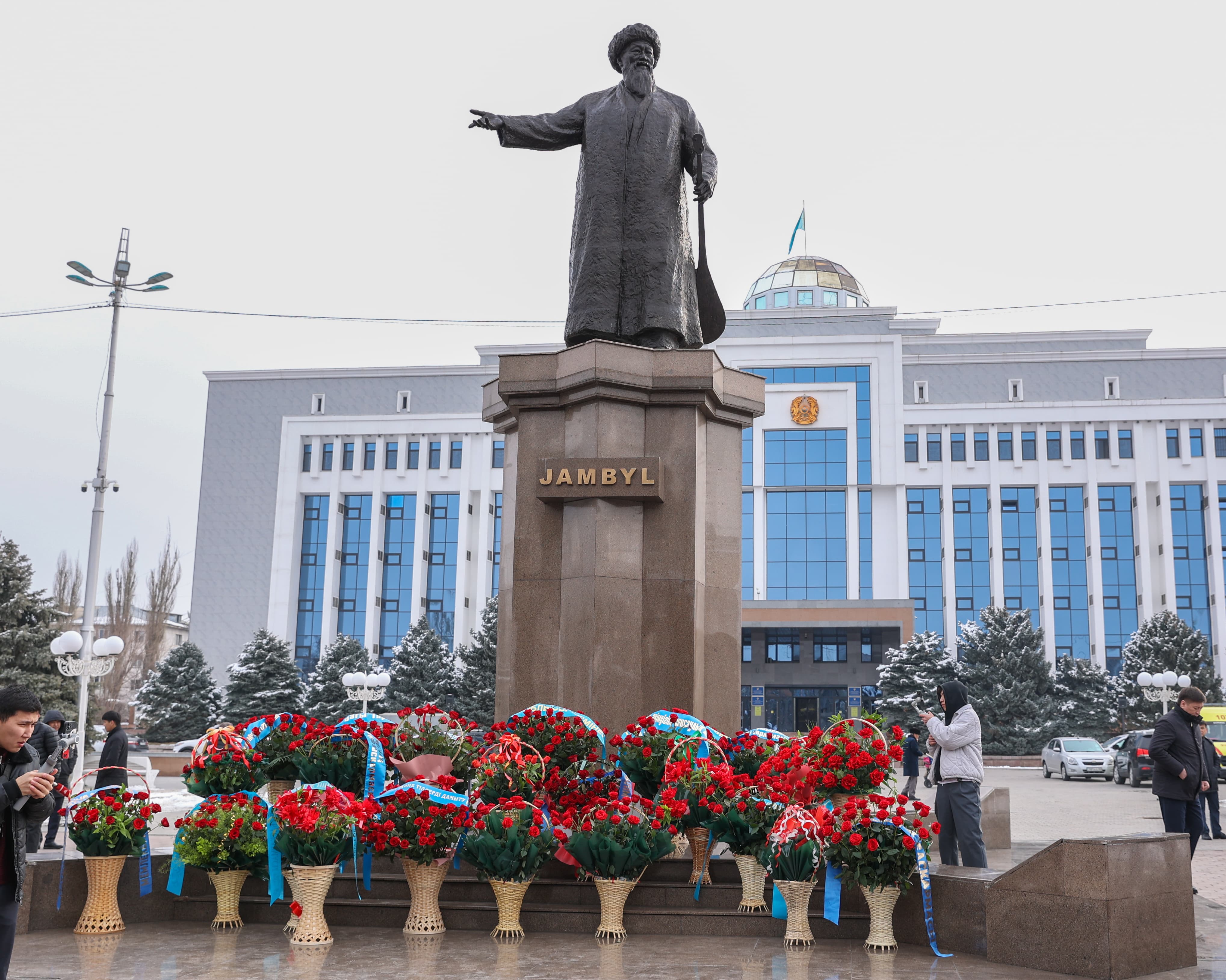 Церемония возложения цветов к памятнику Жамбыла Жабаева в Таразе