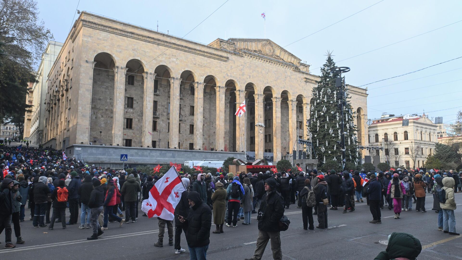 Полиция оттесняет протестующих у парламента Тбилиси