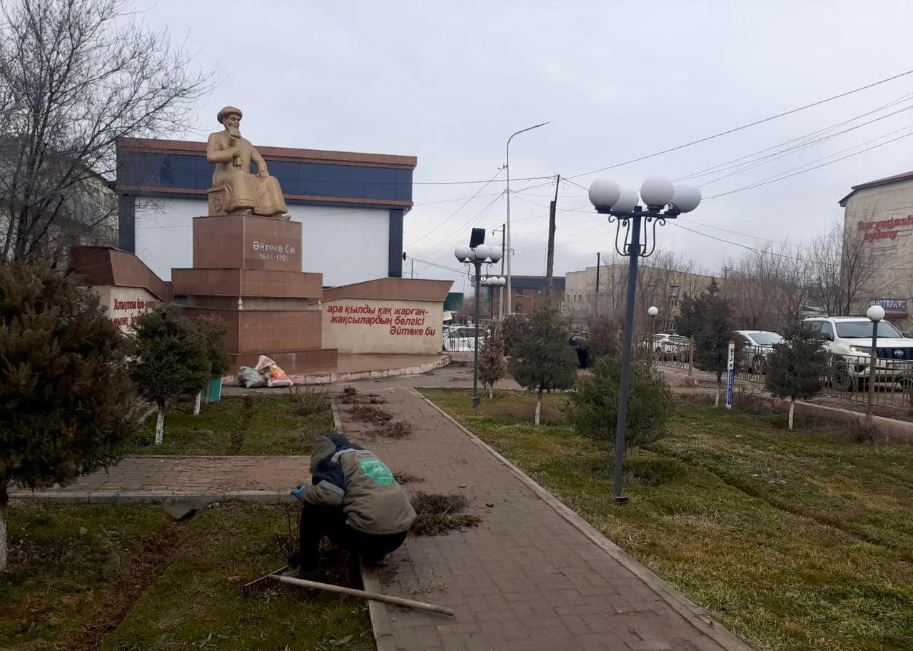 Уборка мусора в Сарыагаше: Туркестан борется за чистоту города