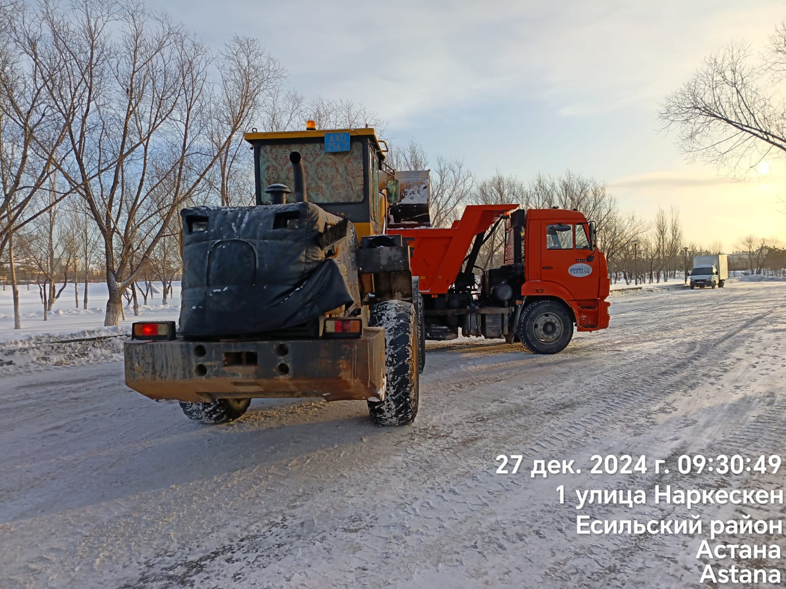 Более 2,6 тыс. рабочих в Астане борются со снегопадом