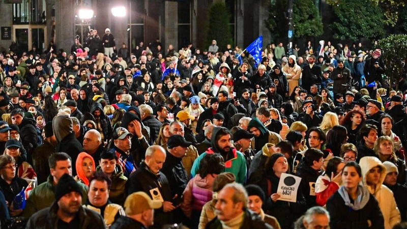 Продавцы флагов зарабатывают на митинге в Тбилиси