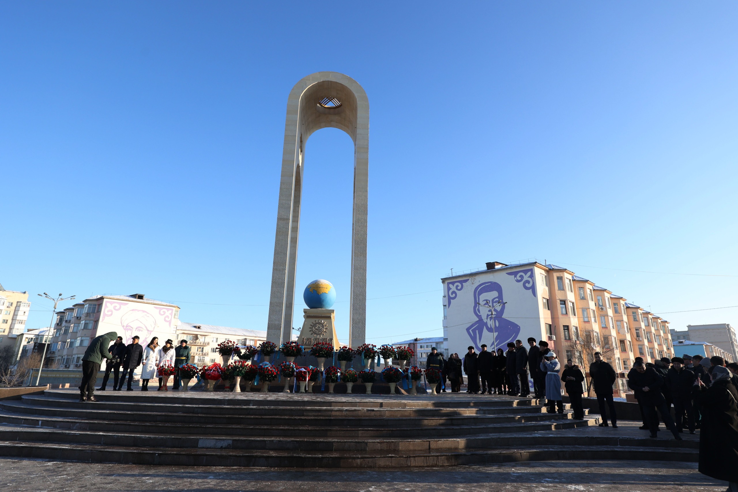 Церемония возложения цветов к монументу «Тәуелсіздік» в Таразе: отражение гордости и уважения