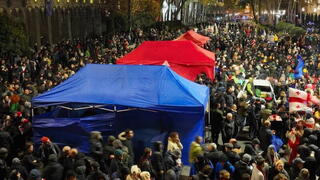 Протесты в Тбилиси: оппозиция заняла площадь перед парламентом