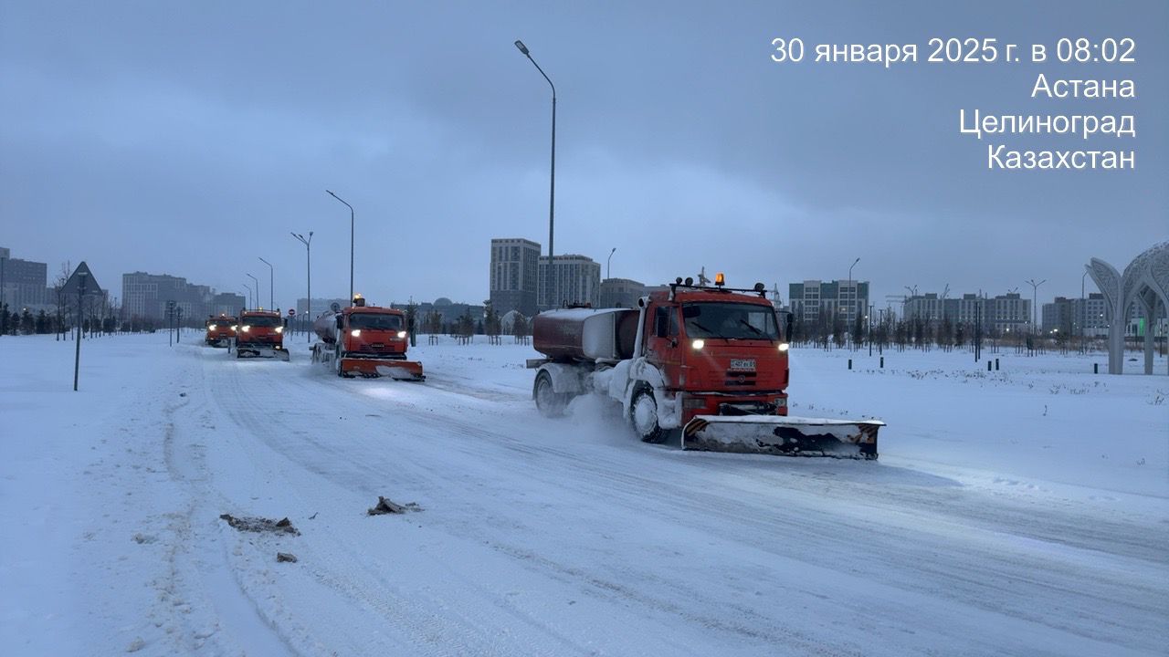 Астана под снежным штурмом: 54 тысячи кубометров снега ввезли за одну ночь.