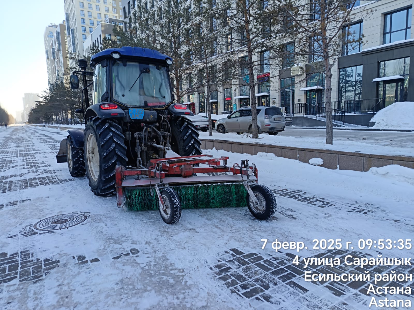 Более 2 600 дорожных рабочих в Астане борются с последствиями снегопада