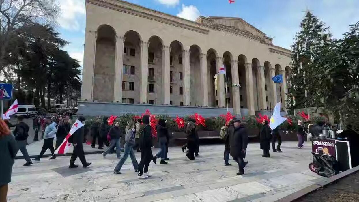 Протестующие сторонники оппозиции заблокировали проспект у парламента в Тбилиси