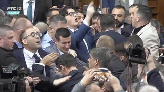 Потасовка в сербском парламенте: политики поднялись на буксир