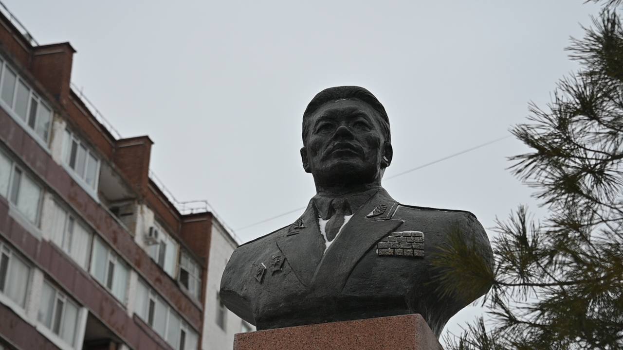 Торжественная церемония в честь генерала Жансена Кереева.