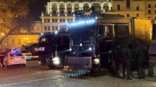 Спецназ разгоняет митинг оппозиции у парламента в Тбилиси