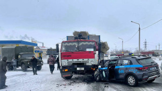 Столкновение грузовика и полицейского патруля в Семее